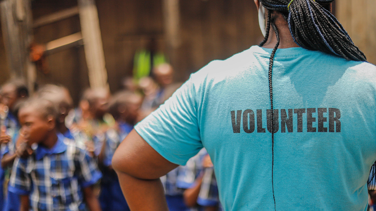 Volunteer in turquoise t-shirt